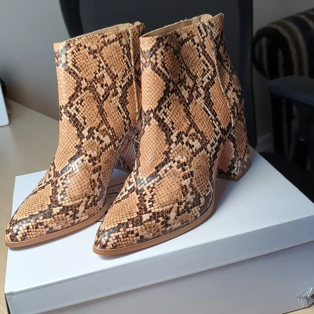 NWT BRAND NEW NEVER WORN Steve Madden Snake print heeled booties - Picture 3 of 5